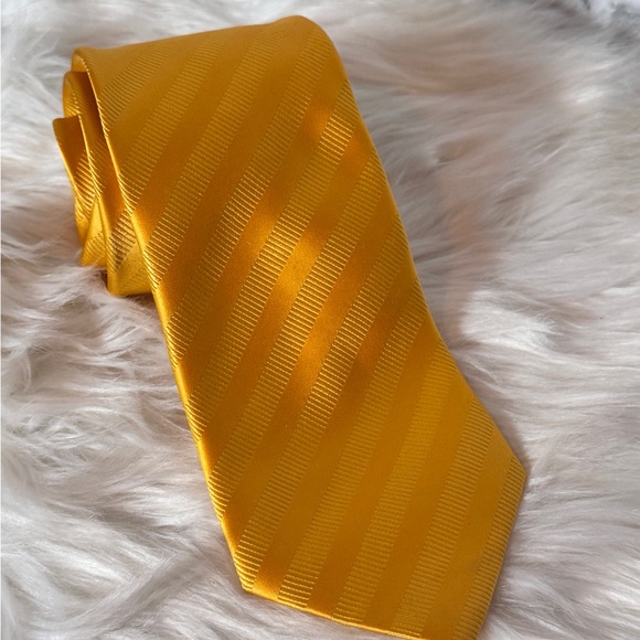 Classic Gold Fratelli Moda 100%‎ Silk Tie with Elegant Sheen made in Italy - Picture 1 of 5